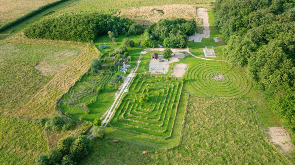 nuit insolite en saone et loire et journée au divertiparc pour des activités en famille