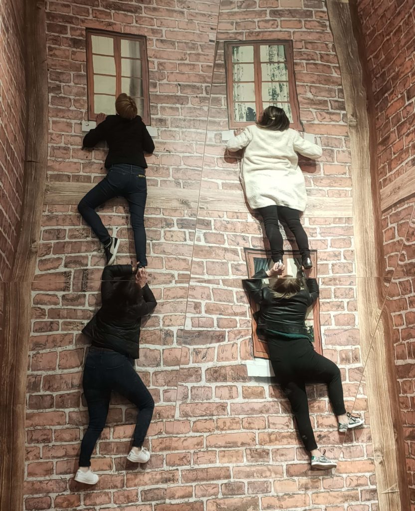 Musée de l'illusion entre amies