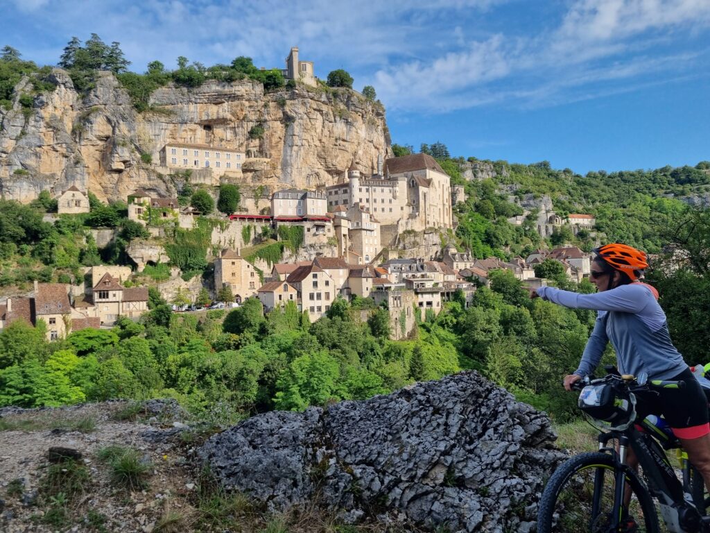 jolie vue sur un village dans la falaise véloroute la vagabonde